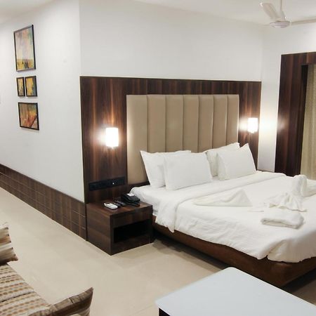 Golden Chariot The Boutique Hotel Мумбаи Экстерьер фото