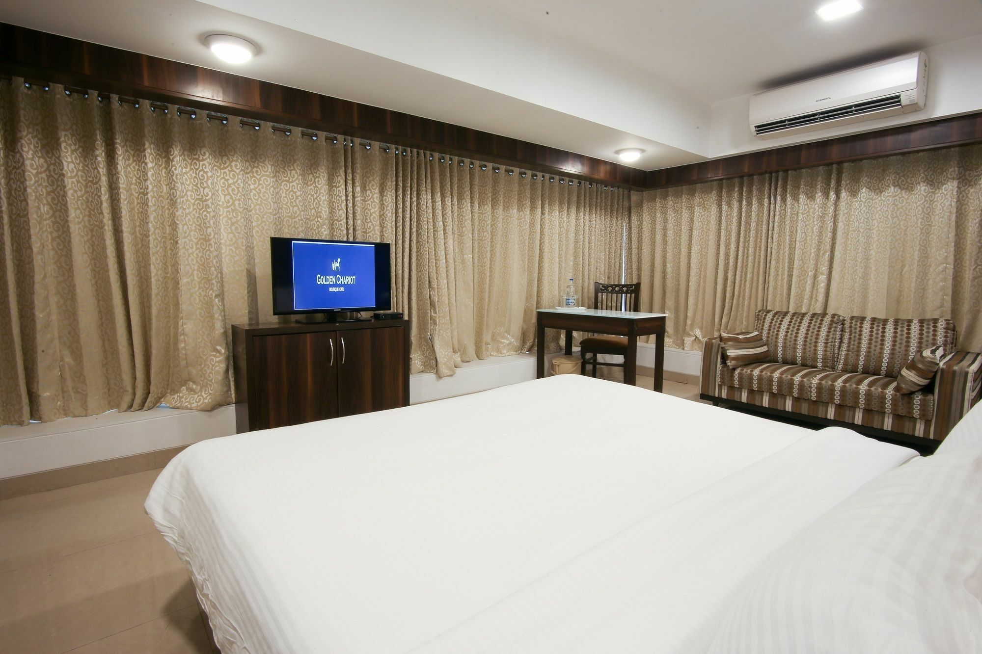 Golden Chariot The Boutique Hotel Мумбаи Экстерьер фото