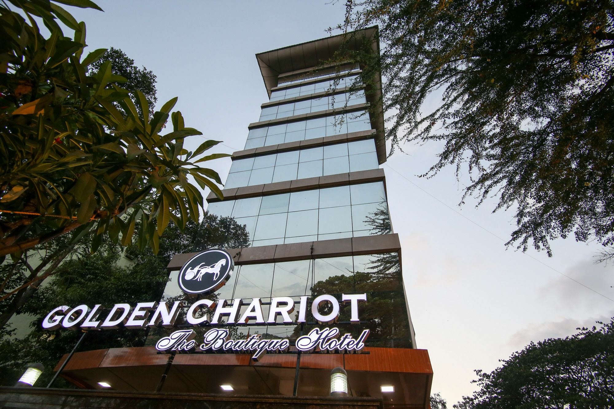 Golden Chariot The Boutique Hotel Мумбаи Экстерьер фото