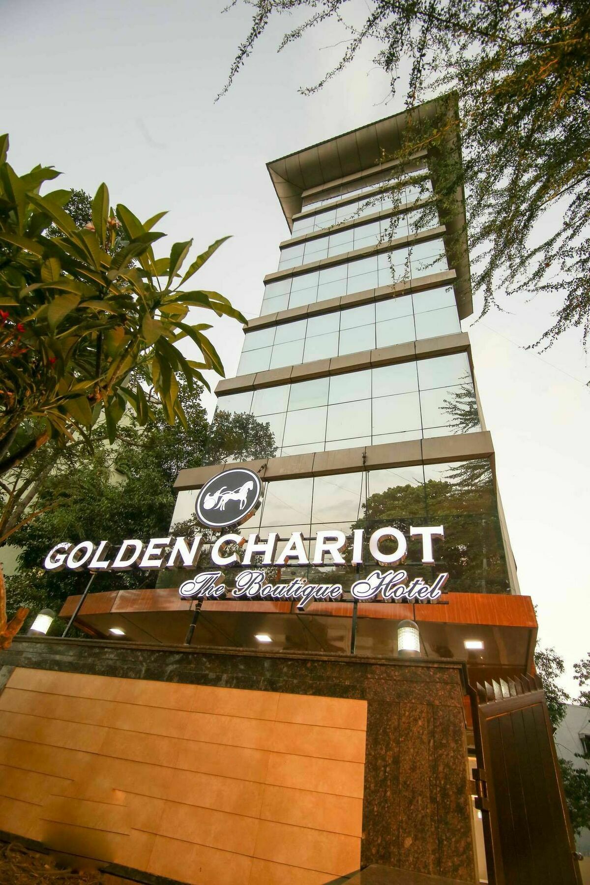 Golden Chariot The Boutique Hotel Мумбаи Экстерьер фото